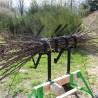 Der Holzbündler bindet 2 Holzscheite zusammen