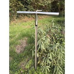Tarière inox 1 m plantée dans le sol – prélèvement au jardin