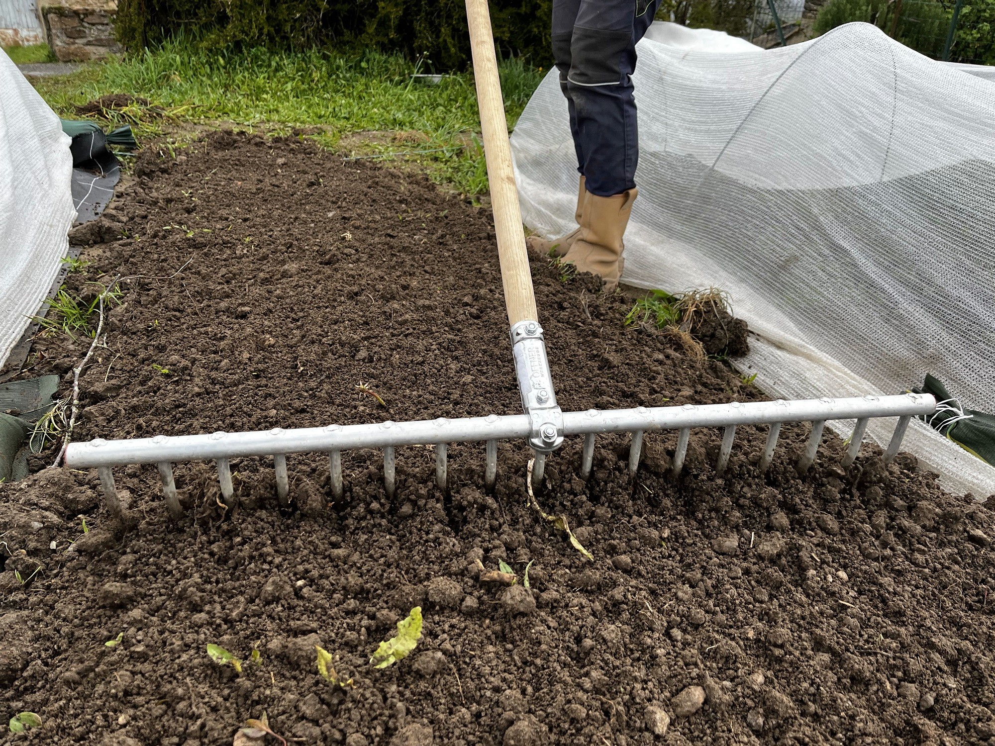 Râteau à Feuilles Réglable Avec Manche 215 Cm + Gants – Râteau Jardin Métal Extensible 20-37 Cm Pour Pelouse, Feuilles Et Débris